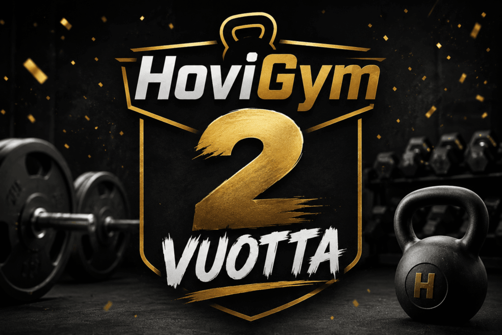 HoviGym 2 vuotta – tumma ja blurattu kuntosali tausta sekä kynttilällä varustettu kakkonen cupcake päällä