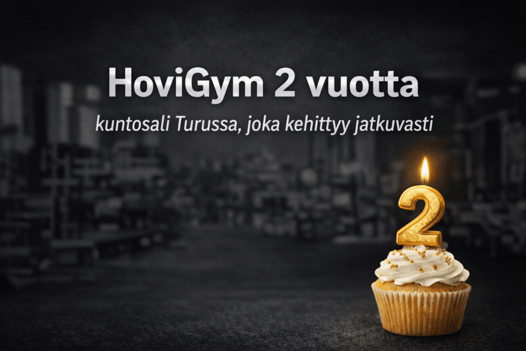 Turku Kuntosali HoviGym HoviGym 2 vuotta – tumma ja blurattu kuntosali tausta sekä kynttilällä varustettu kakkonen cupcake päällä